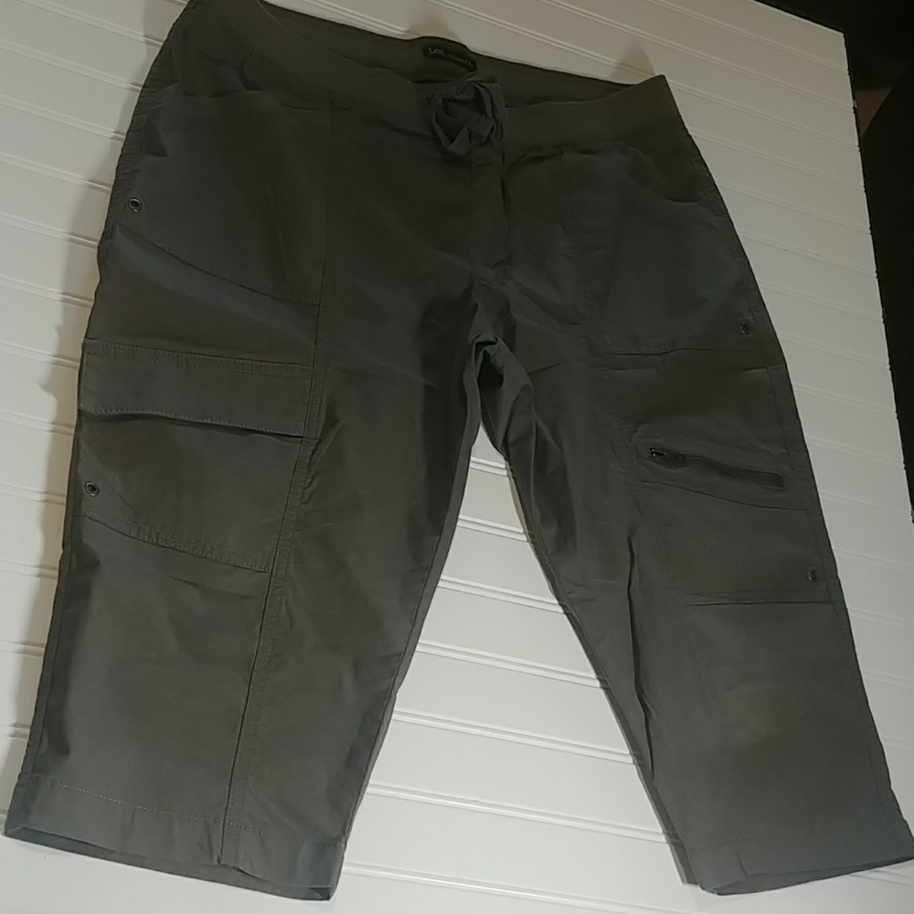 Lee Relaxed Fit Olive Cargo Capri Pants